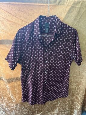 H&M Men's Short-Sleeve Button-Down Shirt - Deep Maroon with White Dot Print
